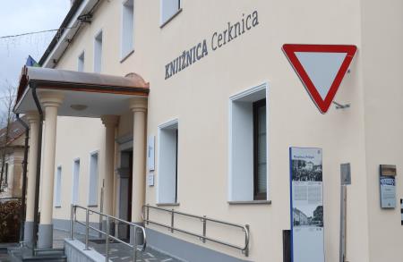 NAPIS KNJIŽNICA CERKNICA 02 FOTO LJUBO VUKELIČ